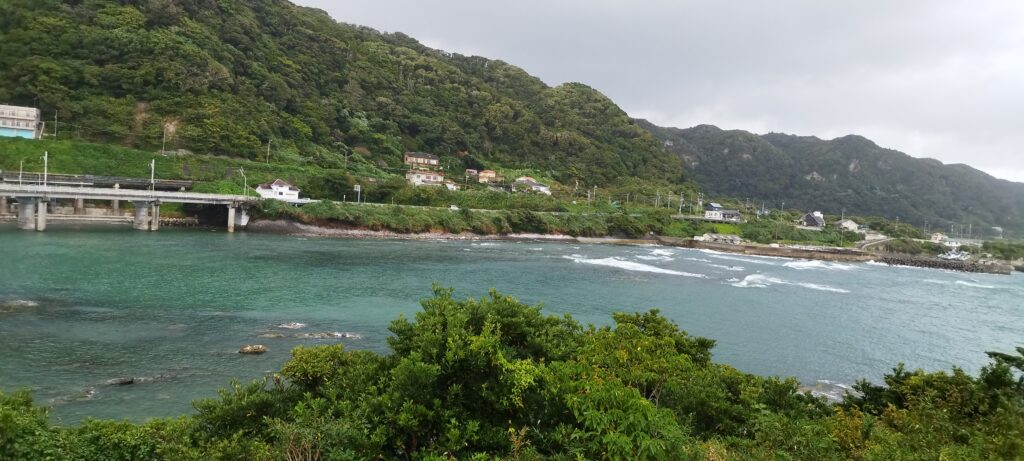 千葉県鴨川の海の見えるペンション アル・モールから見る海、鴨川の海と緑豊かな山並み