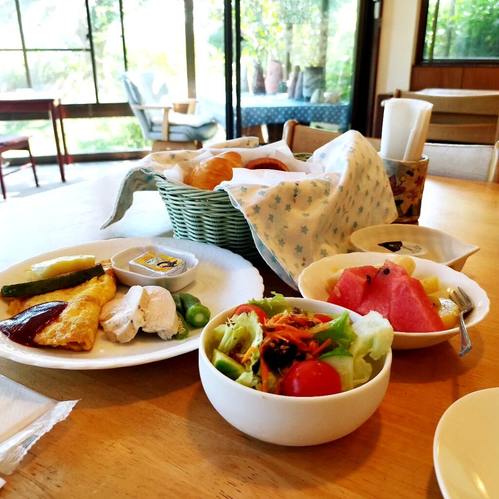 千葉県鴨川の海の見えるペンション アル・モールでは、朝食は卵を使った料理にサラダ、フルーツに自家製のパンと一緒に