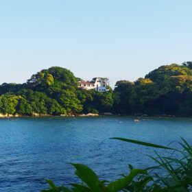 国道から見るペンション アル・モール
