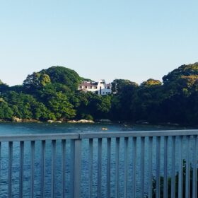 国道128号線房州大橋（ぼうしゅうおおはし）から見える千葉県鴨川の海の見えるペンション アル・モール